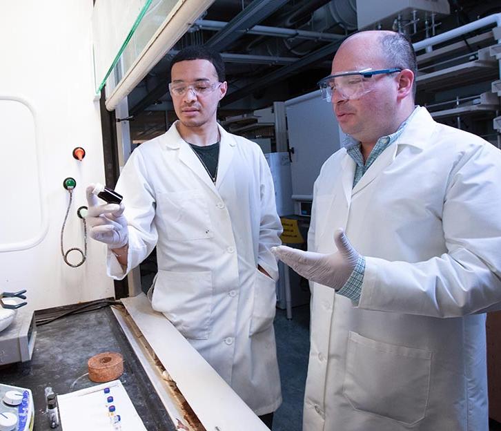 哈维尔·贝拉和另一位研究人员在实验室环境中检测一种液体